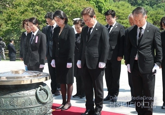 President Lee Jae-myung and First Lady Km Hye-kyung observe a moment of silence at a memorial at Seoul National Cemetery in Seoul on June 4, 2025.