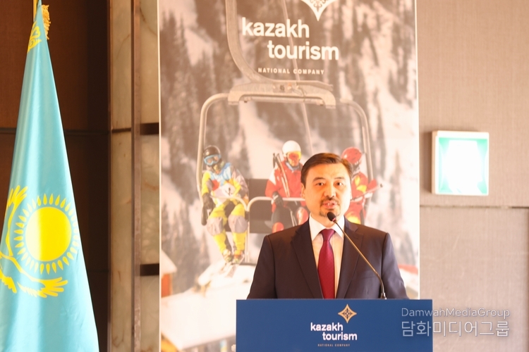 Ambassador Nurgali Arystanov delivers a welcome speech at the opening of the Road Show.