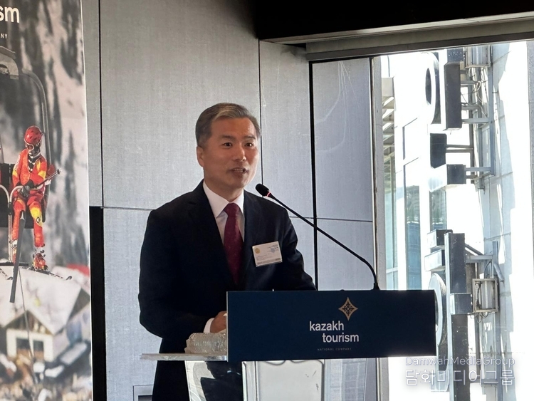 Ambassador of friendship of Kazakhstan Kim Sang Ug presents on tourism in Kazakhstan.