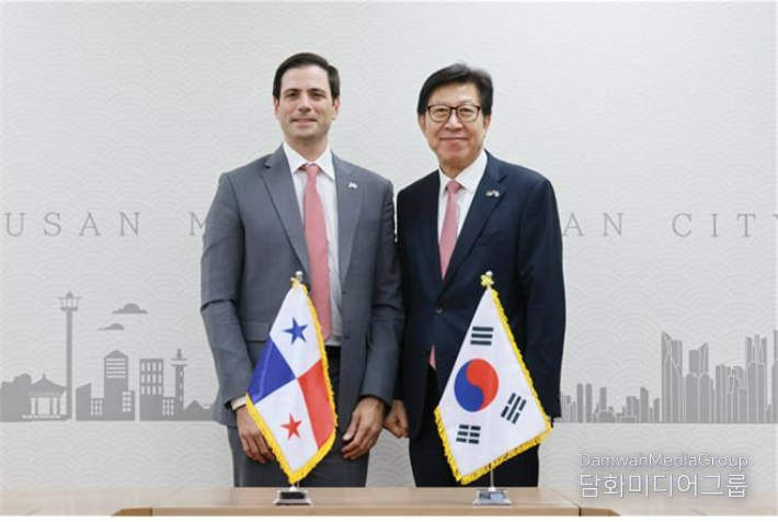 Busan City Mayor Park Hyung-joon (right) meets with Diego Villanueva, Panama's ambassador to South Korea, to discuss ways to develop the cooperative relationship between Busan and Panama. / Courtesy of Busan City
