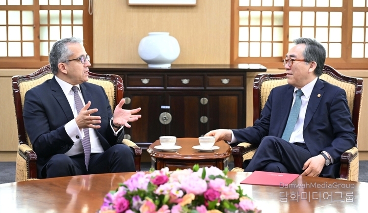 Minister of Foreign Affairs Cho Tae-yul (right) meets with Dr. Khaled El-Enany, former Minister of Tourism and Antiquities of the Arab Republic of Egypt, on May 30, 2025