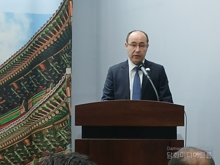 Minister Counsellor Fazliddin Arziev of the Embassy of Uzbekistan in Seoul delivers welcoming speech at the Uzbekistan-Korea Tourism Forum on June 9, 2025.