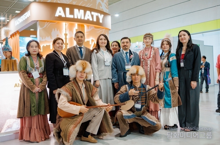 Ambassador of Kazakhstan Nurgali Arystanov takes a photo with the organizers of the Almaty booth at SITF.
