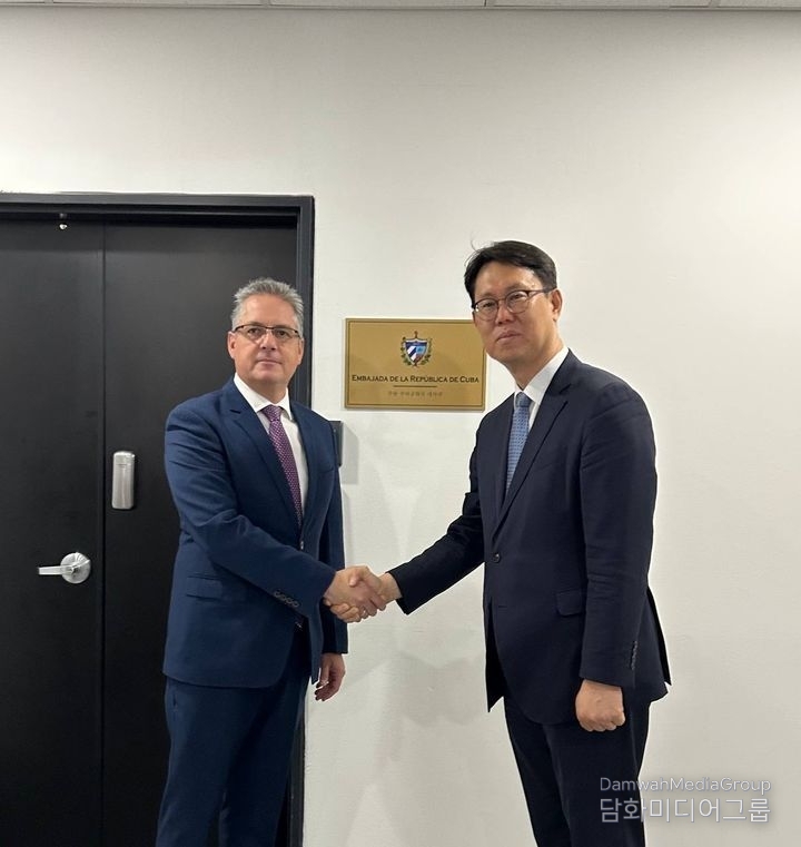 Claudio Raúl Monzon Baeza, Cuban Ambassador to South Korea (left), shakes hands with Lee Joo-il, Director of the Latin America Division of the Ministry of Foreign Affairs, at the opening ceremony of the Cuban Embassy in Seoul. / Courtesy of the Ministry of Foreign Affairs