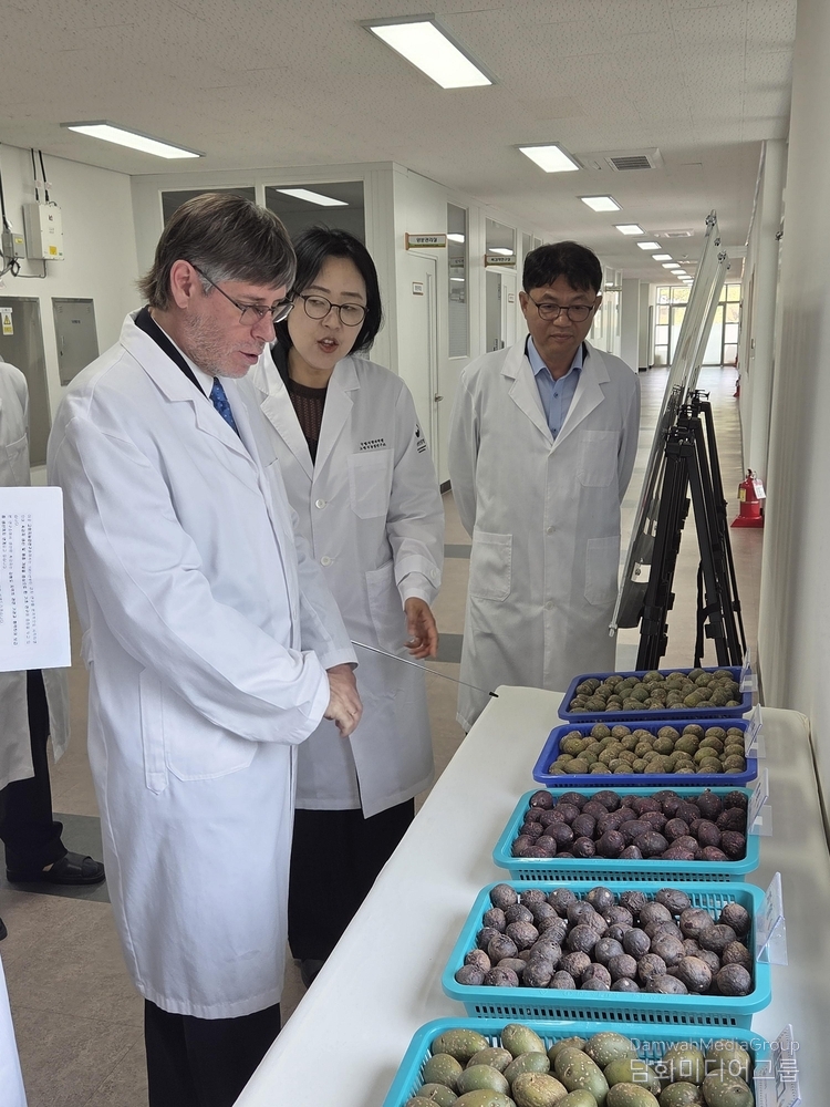 Peruvian Amb. Duclos Parodi looks around potatoes displayed at the HARI headquarters in Pyeongchang, Gangwon Province.