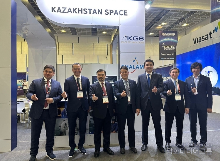 Kazakh delegation led by Ambassador Nurgali Arystanov in front of the Contec Space Group stand at the International Space Summit 2025.