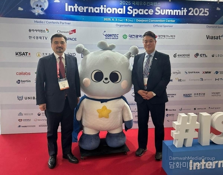 Ambassador Nurgali Arystanov takes a photo with Sunhee Lee, President of South Korea’s Contec Space Group.