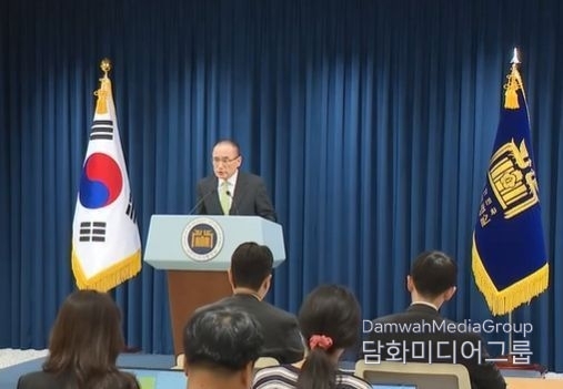 National Security Advisor Wi Sung-lac holds a briefing session on the morning of June 15. / KTV broadcast screen capture