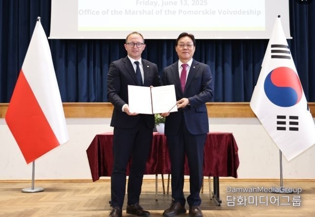 Gyeongsangnam-do Governor Park Wan-soo (right) officially visited Pomeranian Voivodeship, Poland, and signed an agreement to strengthen exchanges and cooperation between the two regions.