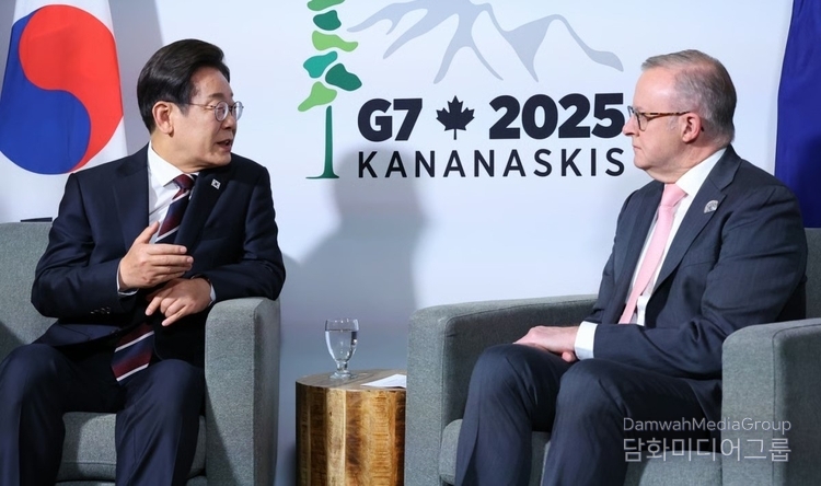 President Lee Jae-myung (left) holds a South Korea-Australia summit meeting with Australian Prime Minister Anthony Albanese at a hotel in Calgary, Canada on June 16.