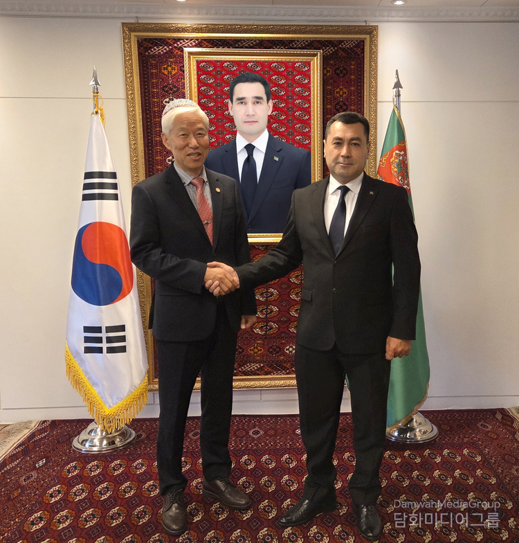 Publisher-Chairman Lee Jon-young of the Diplomacy Journal shakes hands with H.E. Begench Durdyyev, Ambassador of Turkmenistan to Korea.