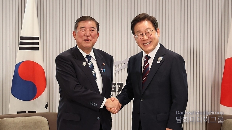 President Lee Jae Myung (right) shakes hands with Japanese Prime Minister Shigeru Ishiba during their summit meeting in Kananaskis, Canada, on June 17, 2025.