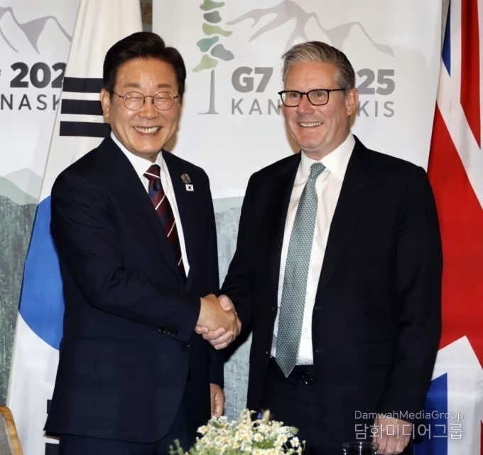 President Lee Jae-myung (left) shakes hands with British Prime Minister Keir Starmer during a summit meeting between South Korea and the UK at the G7 summit venue in Kananaskis, Canada, on June 17 (local time).