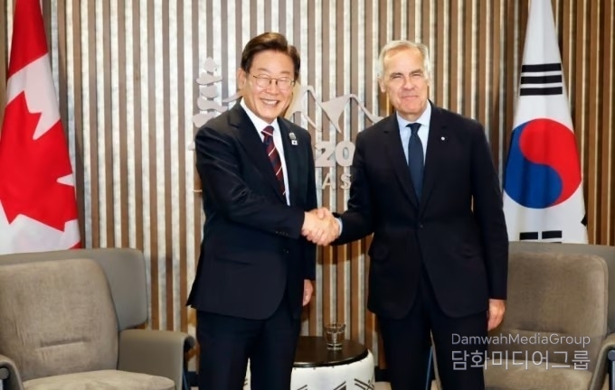 President Lee Jae-myung (left) shakes hands with Canadian Prime Minister Mark Carney during the South Korea-Canada summit meeting held at the G7 summit venue in Kananaskis, Alberta, Canada, on June 17 (local time).