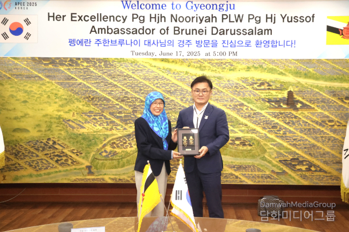 H.E. Pg Hjh Nooriyah PLW Pg Hj Yussof, Brunei's Ambassador to South Korea (left), and Song Ho-joon, Deputy Mayor of Gyeongju City, exchanged souvenirs after a discussion at Gyeongju City Hall. / Courtesy of Gyeongju City