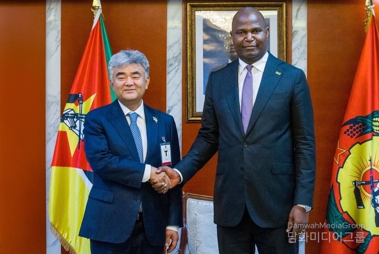 Daewoo E&C Chairman Jeong Won-ju (left) shakes hands with Mozambique's President Daniel Francisco Chapo on June 18, 2025. / Courtesy of Daewoo E&C