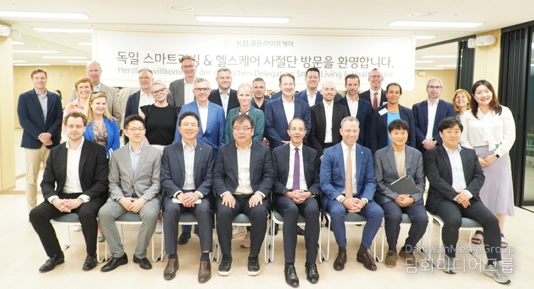 A German delegation visiting Korea’s smart welfare and senior housing facilities takes a group photo. / Courtesy of KGCCI