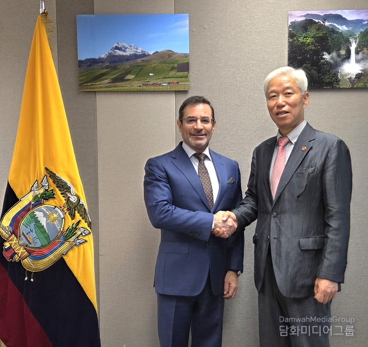 Amb. Patricio Esteban Troya Suárez of Ecuador (left) shakes hands with Publisher-Chaiman Lee Jon-young of the Diplomacy Journal.