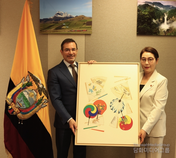 Cultural Editor Lee Mi-hyung of Diplomacy Journal (right), who is also professor of Myongji University, presents a Korean folk painting to Amb. Suarez of Ecuador as a gift.