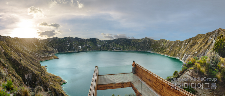 Andes- Quilotoa Lagoon