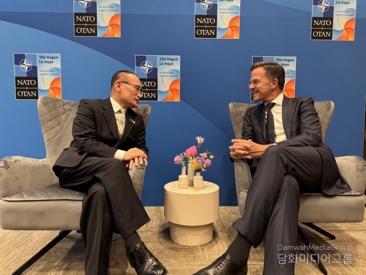 South Korea’s National Security Adviser Wi Sung-lac (left) holds a meeting with NATO Secretary General Mark Rutte on the sidelines of the NATO summit in The Hague, Netherlands, on June 25 (local time). / Courtesy of the Presidential Office