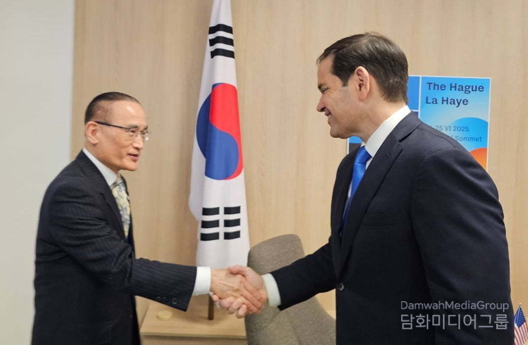 National Security Adviser Wi Sung-lac (left) shakes hands with U.S. Secretary of State Marco Rubio on June 24 (local time). / Courtesy of the Presidential Office