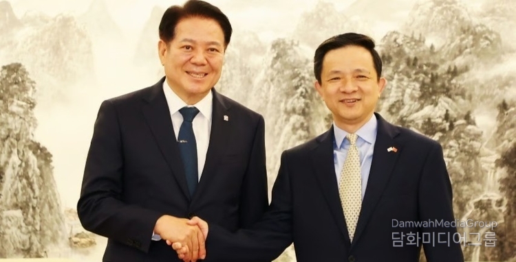 Mayor Choi Dae-ho of Anyang City (left) shakes hands with Ambassador Dai Bing of China (right) at the Embassy of China in Seoul. / Courtesy of Anyang City