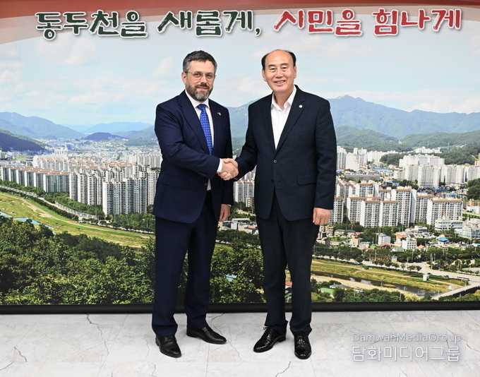 Latvian Ambassador to South Korea Janis Berzins (left) shakes hands with Dongducheon City Mayor Park Hyung-deok in the city on June 25, 2025. / Courtesy of Dongducheon City