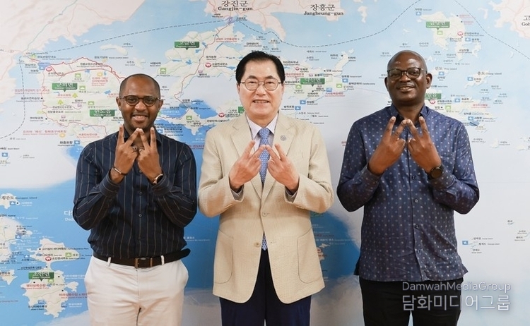 Tanzanian Ambassador to South Korea Togolani Edriss Mavura (left) takes a commemorative photo with Wando County Mayor Shin Woo-cheol (center) and his staff member.