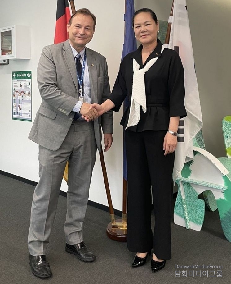 Youn Young-mi (right), chairperson of the Korea Importers Association (KOIMA), shakes hands with Ambassador Wilfried Georg Schmidt of Germany at the German Embassy in Seoul on June 26.