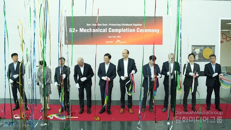 Jaeyong Ahn, CEO of SK bioscience (fifth from the left), poses with other guest at the tape-cutting ceremony for new vaccine production facility.