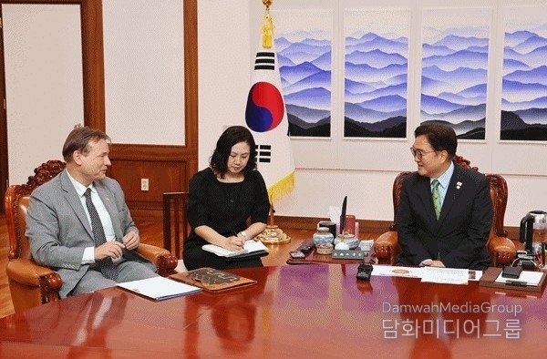 National Assembly Speaker Woo Won-shik (right) meets with Wilfried Georg Schmidt, German Ambassador to South Korea (left) at the Speaker's Office on June 27, 2025.