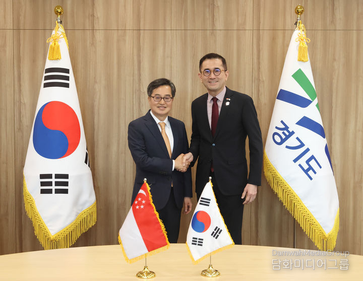 Gyeonggi Province Governor Kim Dong-yeon (left) takes a commemorative photo with Singapore Ambassador to Korea Eric Teo before their farewell meeting at the Gyeonggi Provincial Office on June 19. / Courtesy of Gyeonggi Province