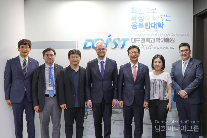Finnish Ambassador to Korea Jyri Järviaho (center) takes a commemorative photo after visiting the Daegu Gyeongbuk Institute of Science and Technology (DGIST). / Courtesy of DGIST