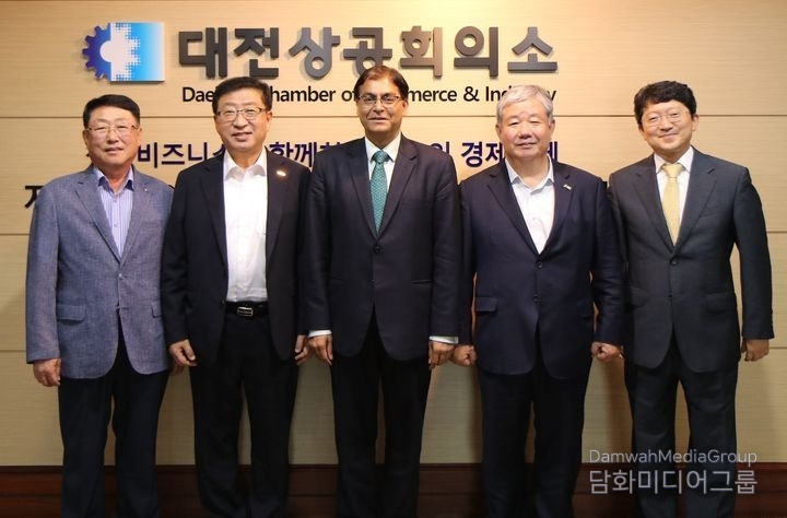 Jeong Tae-hee (second from the right), chairman of the Daejeon Chamber of Commerce and Industry, takes a commemorative photo with Amit Kumar, the Indian Ambassador to Korea (center) and other guests, during a meeting at the chamber on the afternoon of July 1. / Courtesy of the Daejeon Chamber of Commerce and Industry<br>
