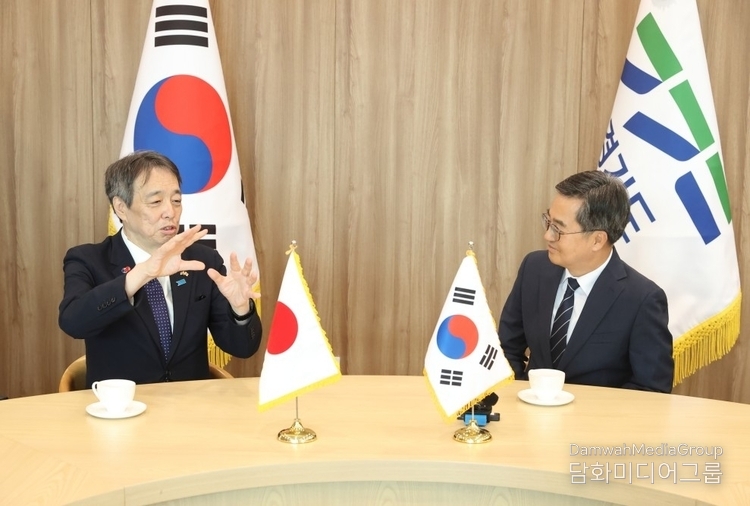 Kim Dong-yeon, Governor of Gyeonggi Province (right), and Mizushima Koichi, Japanese Ambassador to South Korea, discuss cooperation plans.