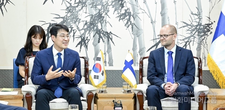 Acting Mayor Kim Jung-ki (left) of Daegu City meets with Jyri Järviaho, Finnish Ambassador to South Korea at Daegu City. / Courtesy of Daegu City