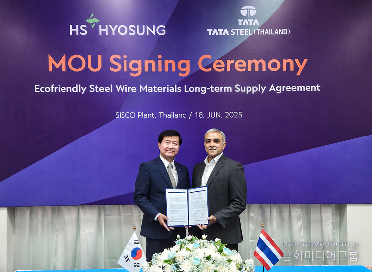 CEO Sung Nak-Yang of HS Hyosung Advanced Materials (left) takes a commemorative photo after signing an MOU with the CEO of TATA Steel Thailand.