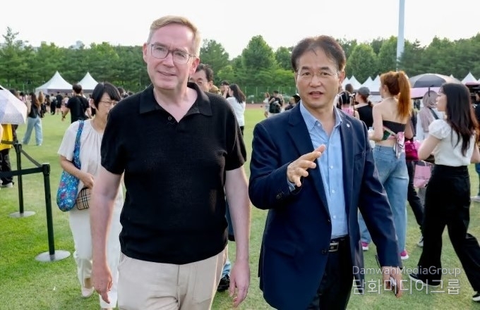 Lee Dong-hwan, mayor of Goyang Special City (right) talks with Colin Crooks, British Ambassador to Korea, on eco-friendly policies. / Courtesy of Goyang City