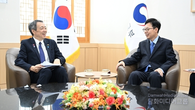 Vice Minister of Foreign Affairs Park Yoon-joo (right) receives a courtesy visit by Japanese Ambassador to Korea Mizushima Koichi in Seoul on July 4.