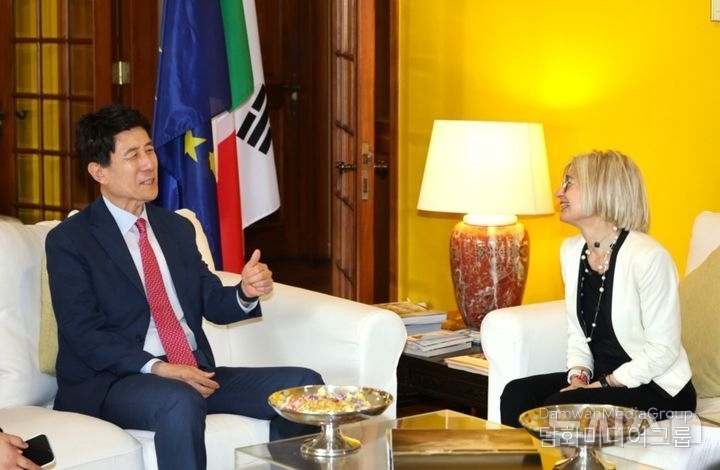 Pohang City Mayor Lee Kang-deok (left) meets with Emilia Gatto, Italian Ambassador to Korea, at the Italian Embassy in Seoul on July 4. / Courtesy of Pohang City