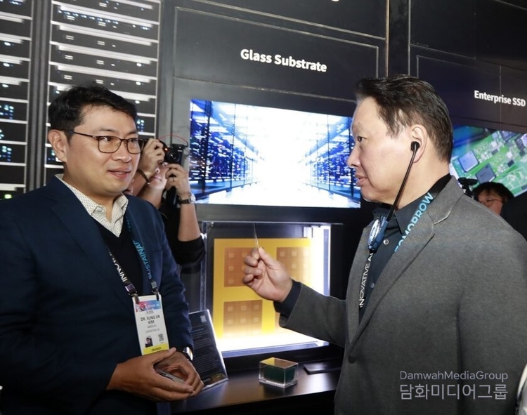 SK Group Chairman Chey Tae-won (right) tours SK's AI Data Center Solutions exhibit at CES 2025. / Courtesy of SK
