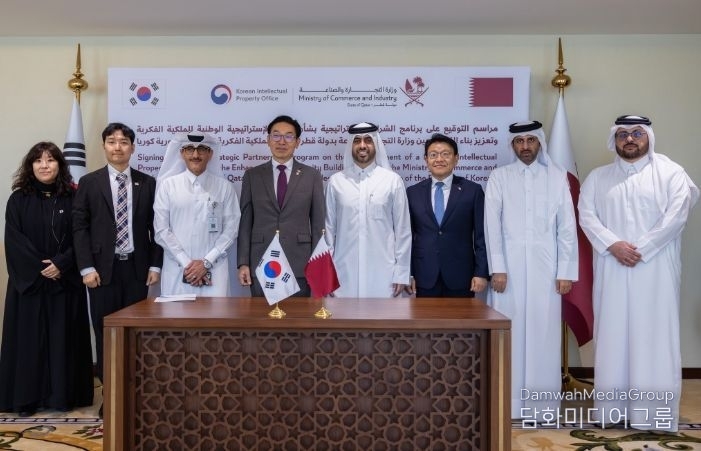 KIPO Commissioner Kim Wan-ki (fourth from the left), poses for a commemorative photo with Mohammed bin Hassan Al-Malki, Undersecretary of the Ministry of Commerce and Industry of Qatar (fifth from the left), after a high-level meeting.