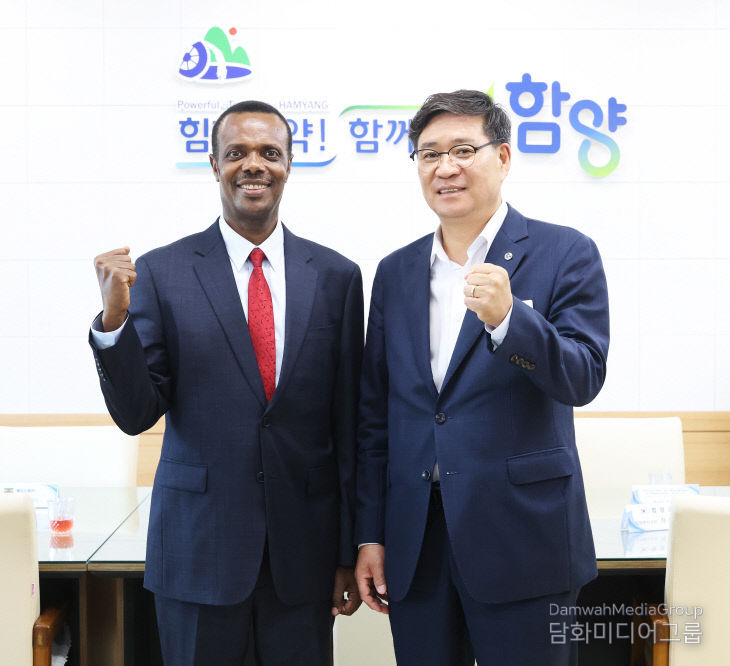 Ethiopian Ambassador to South Korea Dessie Dalkie Dukamo (left) poses for the camera with Hamyang County Mayor Jin Byeong-yeong on July 8, 2025.