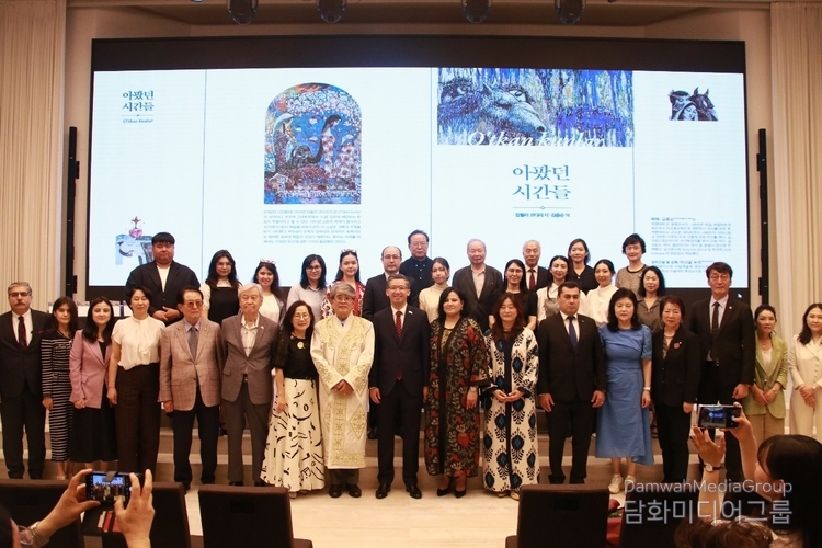 Ambassador Alisher Abdusalomov of Uzbekistan to Korea (ninth from the left) and other guests take a group photo at a literary event celebrating the Korean-language release of a timeless Uzbek classic titled “The Days Gone By” by renowned author Abdulla Qodiriy, translated into Korean by Professor of Keimyung University Kim Tschung Sun.