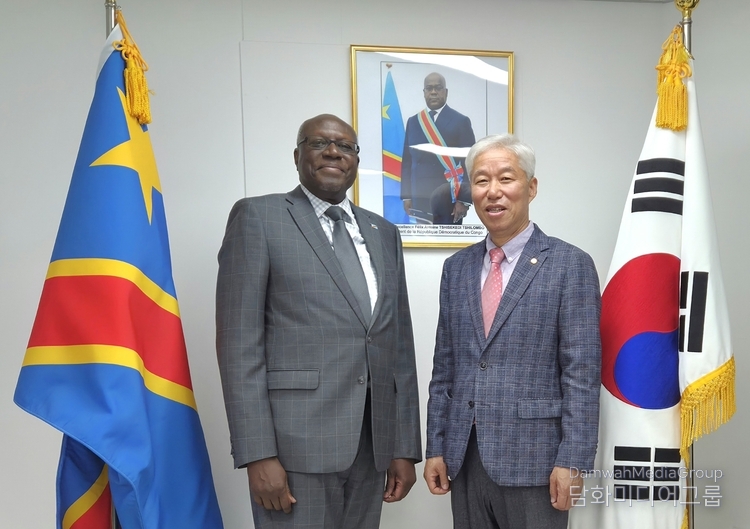 Ambassador of the DRC to Korea Atoki Ileka (left) poses with Publisher-Chaiman Lee Jon-young of the Diplomacy Journal.