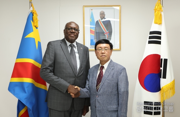 Ambassador of the DRC to Korea Atoki Ileka (left) shakes hands with Managing Editor Lee Kap-soo of the Diplomacy Journal.