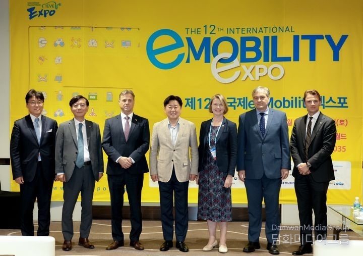 Oh Young-hoon (center), governor of Jeju Province, takes a commemorative photo with foreign ambassadors at the 12th International e-Mobility Expo held at Jeju Shinhwa World on July 9. / Courtesy of Jeju Province