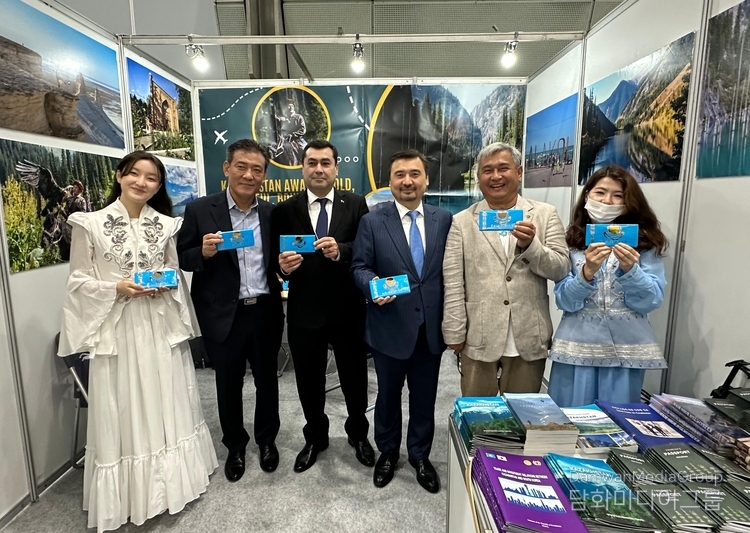 Ambassador of Kazakhstan to Korea Nurgali Arystanov (fourth from the left), along with other guests, shows off Kazakh goods at the Korea Import Fair 2025, held in Seoul.