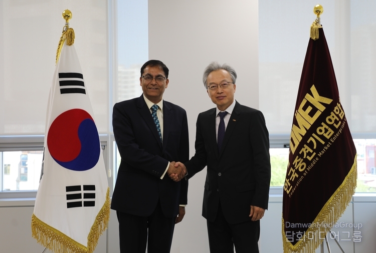 Choi Jin-shik, chairman of the Federation of Middle Market Enterprises of Korea (FOMEK) (right), shakes hands with Amit Kumar, Indian Ambassador to South Korea, in Seoul on July 11, 2025.